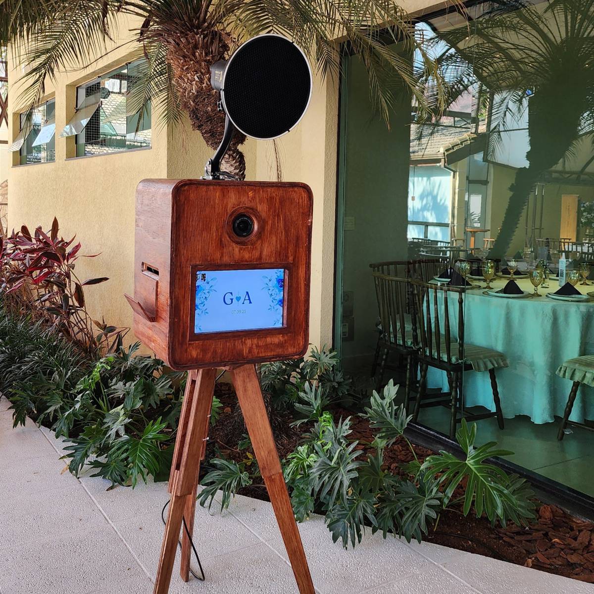 Totem Retrô da Cabine Zero 15 — equipamento retrô com câmera profissional